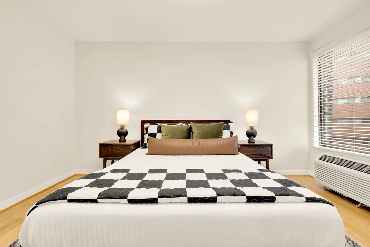 2501 Calvert St NW 801-0017.jpg