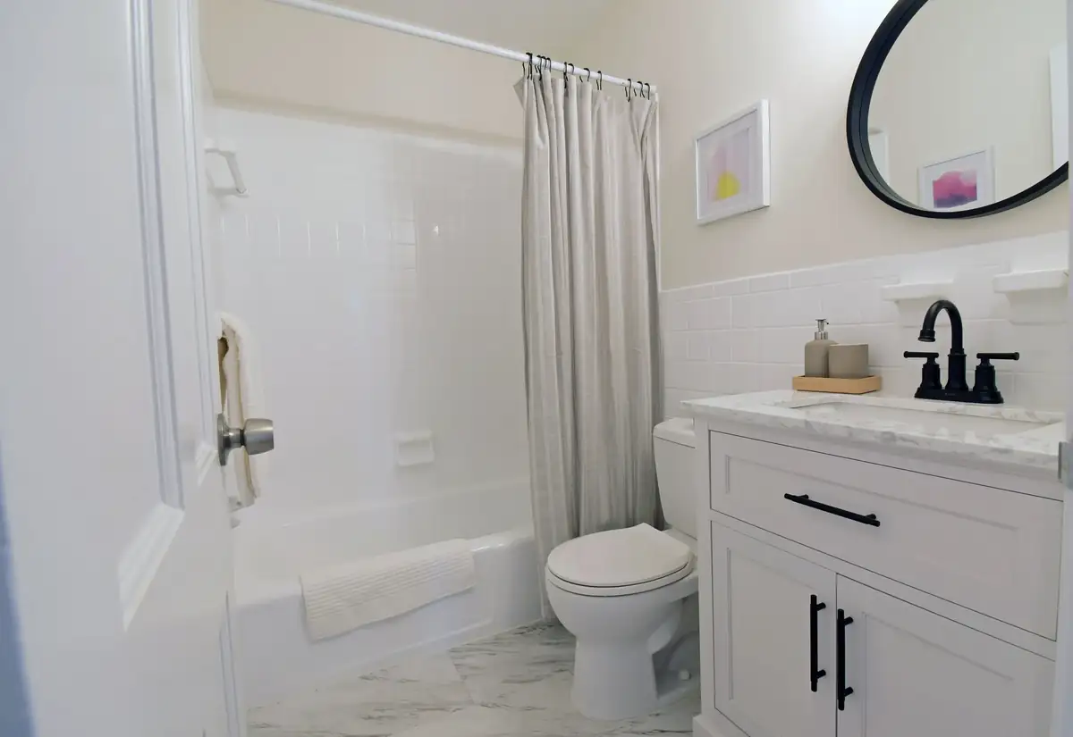6022 Hardwick hall bath B.jpg