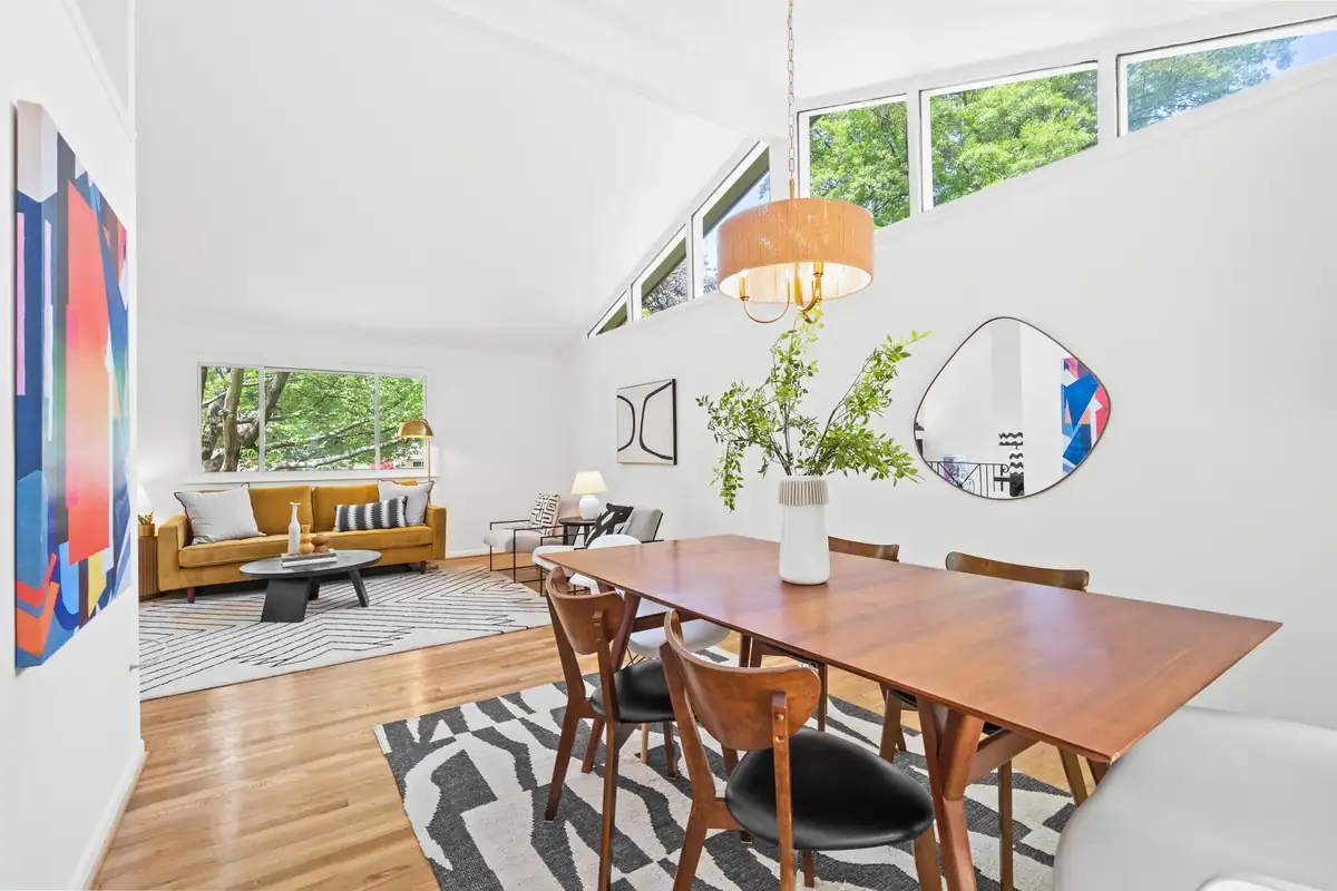 Home staging at 5203 Gainsborough Dr