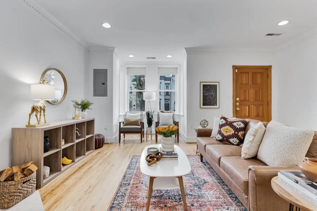 Home staging at 122 Thomas St NW
