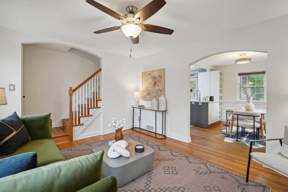 Home staging at 304 S Glebe Rd