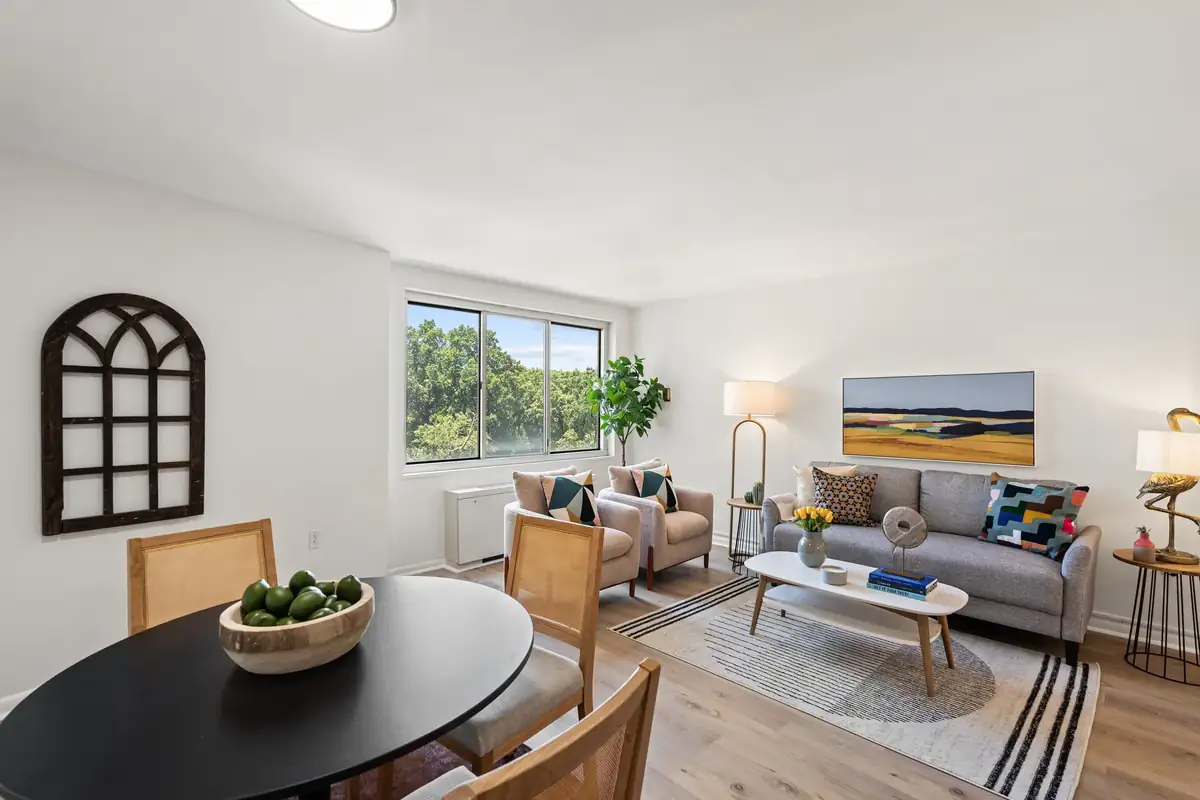 10201 Grosvenor Pl 703 - 0013.jpg