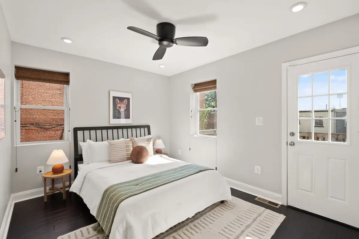Home staging at 1741 Gales Pl NE