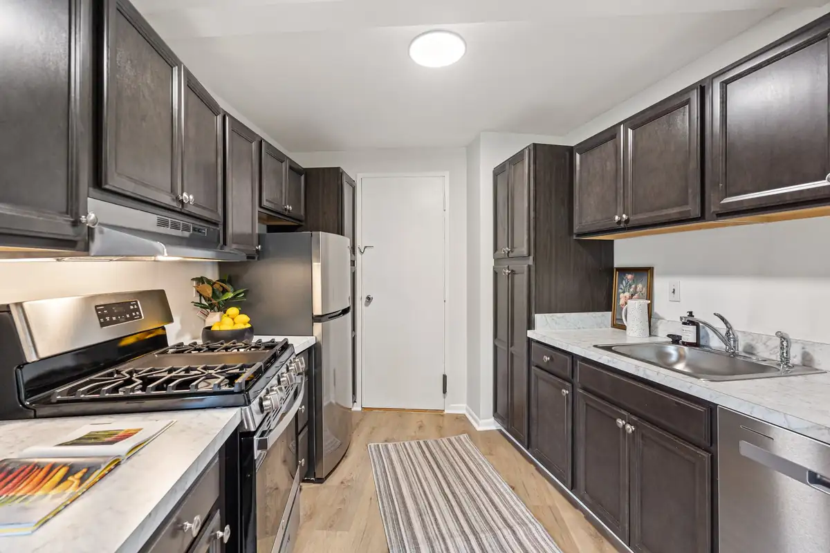 10201 Grosvenor Pl 703 - 0014.jpg