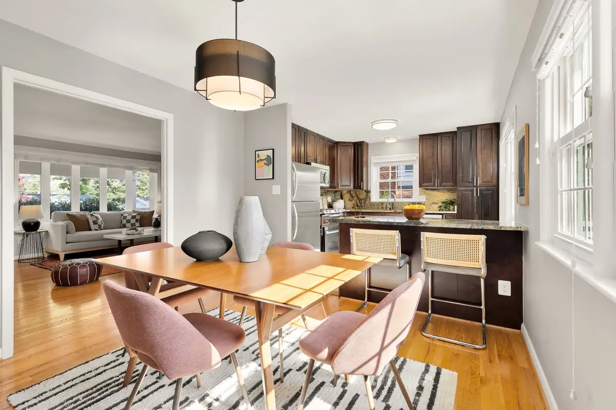 Home staging at 3424 Ramsgate Terrace