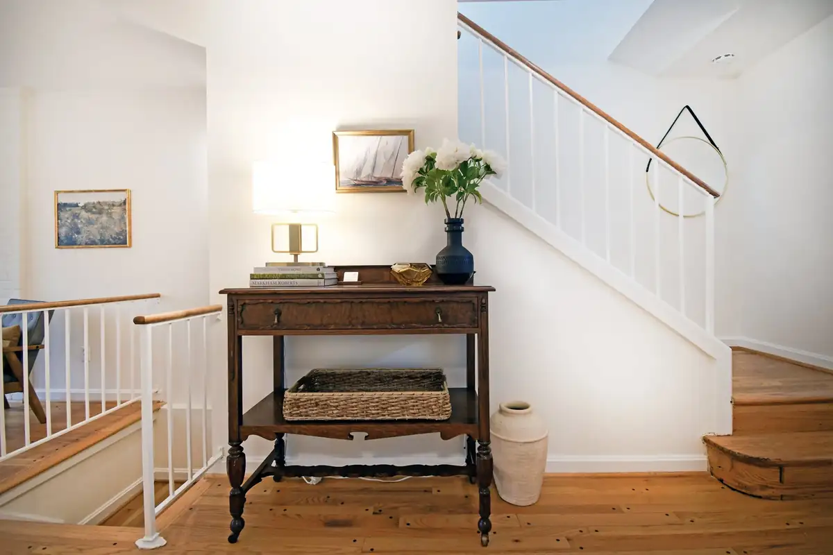 6022 Hardwick foyer antique .jpg