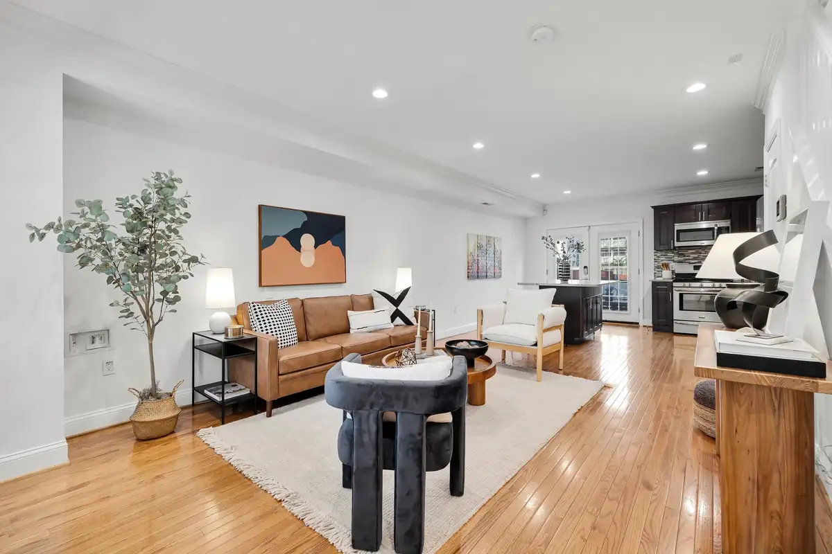 Home staging at 1015 15th St SE
