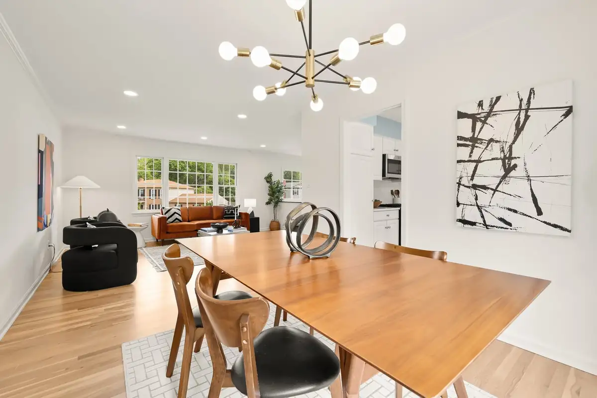 Home staging at 9721 Counsellor Dr