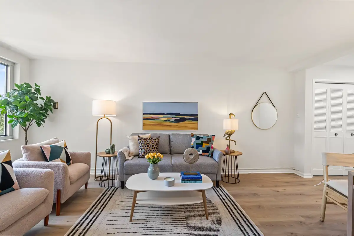 10201 Grosvenor Pl 703 - 0010.jpg