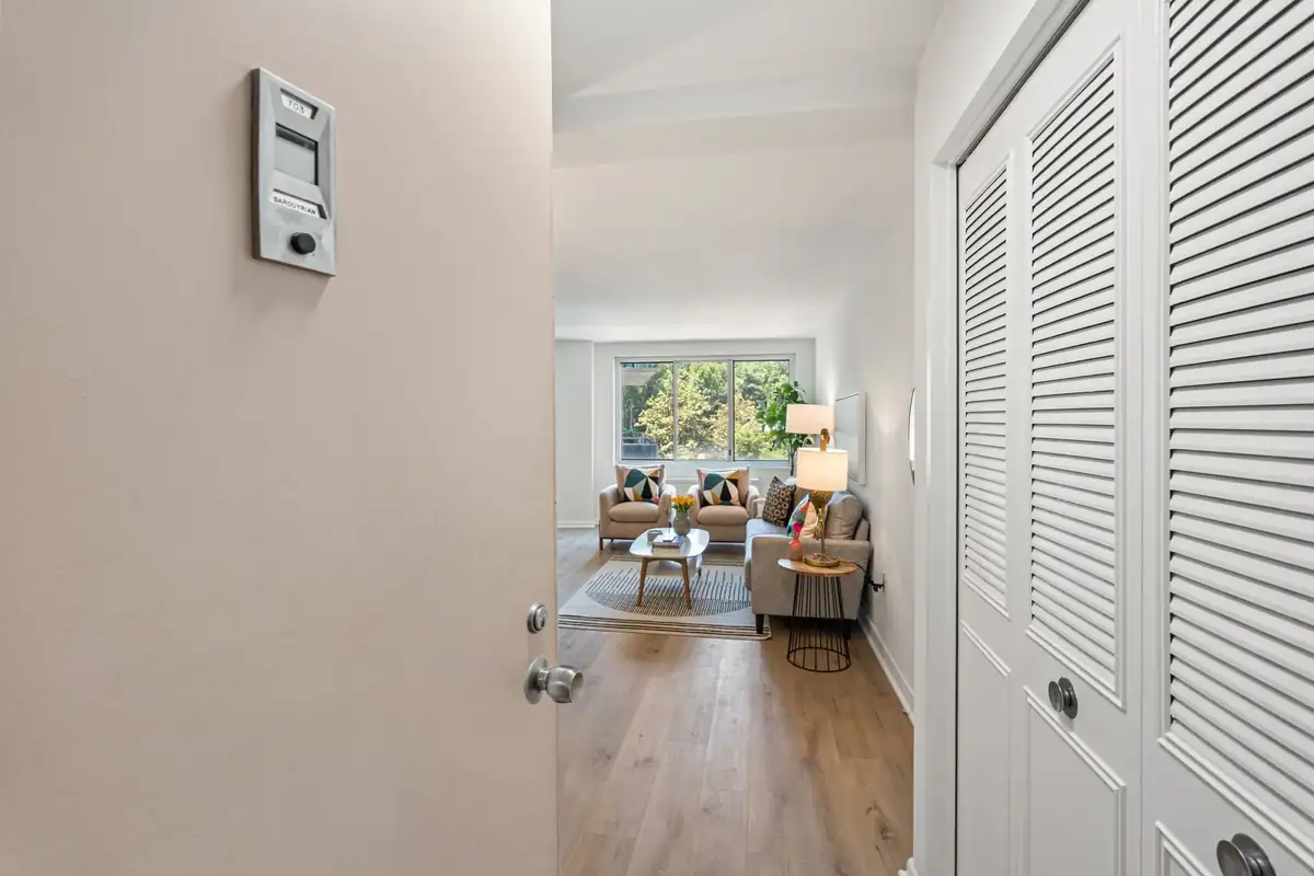 Home staging at 10201 Grosvenor Pl #703