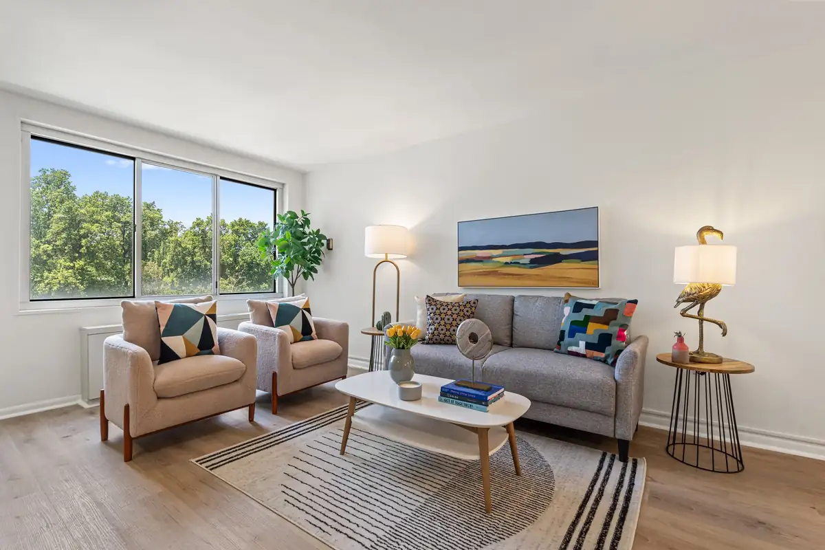 Home staging at 10201 Grosvenor Pl #703