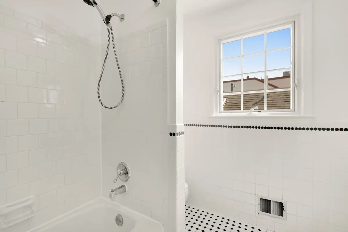 516 9th St SE-0021.jpg
