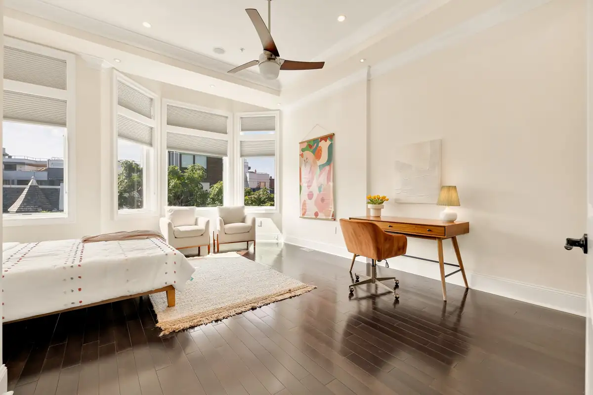 Home staging at 1429 Meridian Pl NW #2
