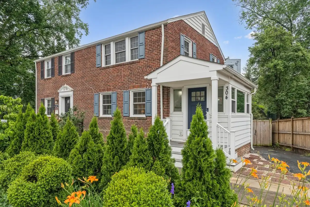 Home staging at 304 S Glebe Rd