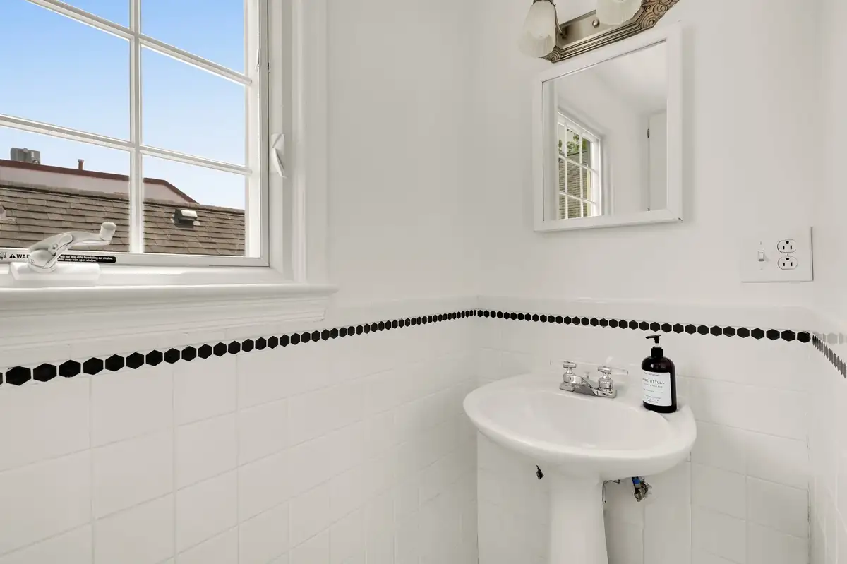 516 9th St SE-0022.jpg