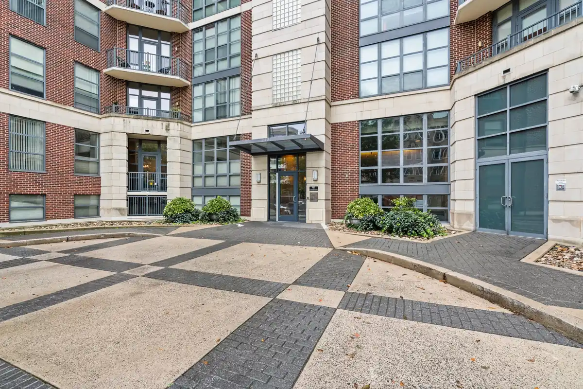 Home staging at 2020 12th St NW #T10