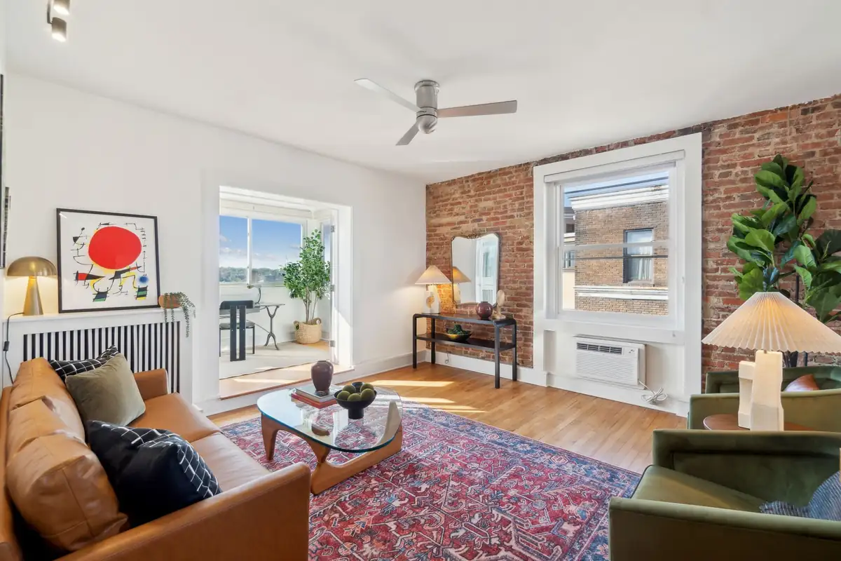 Home staging at 1901 Columbia Rd NW #805