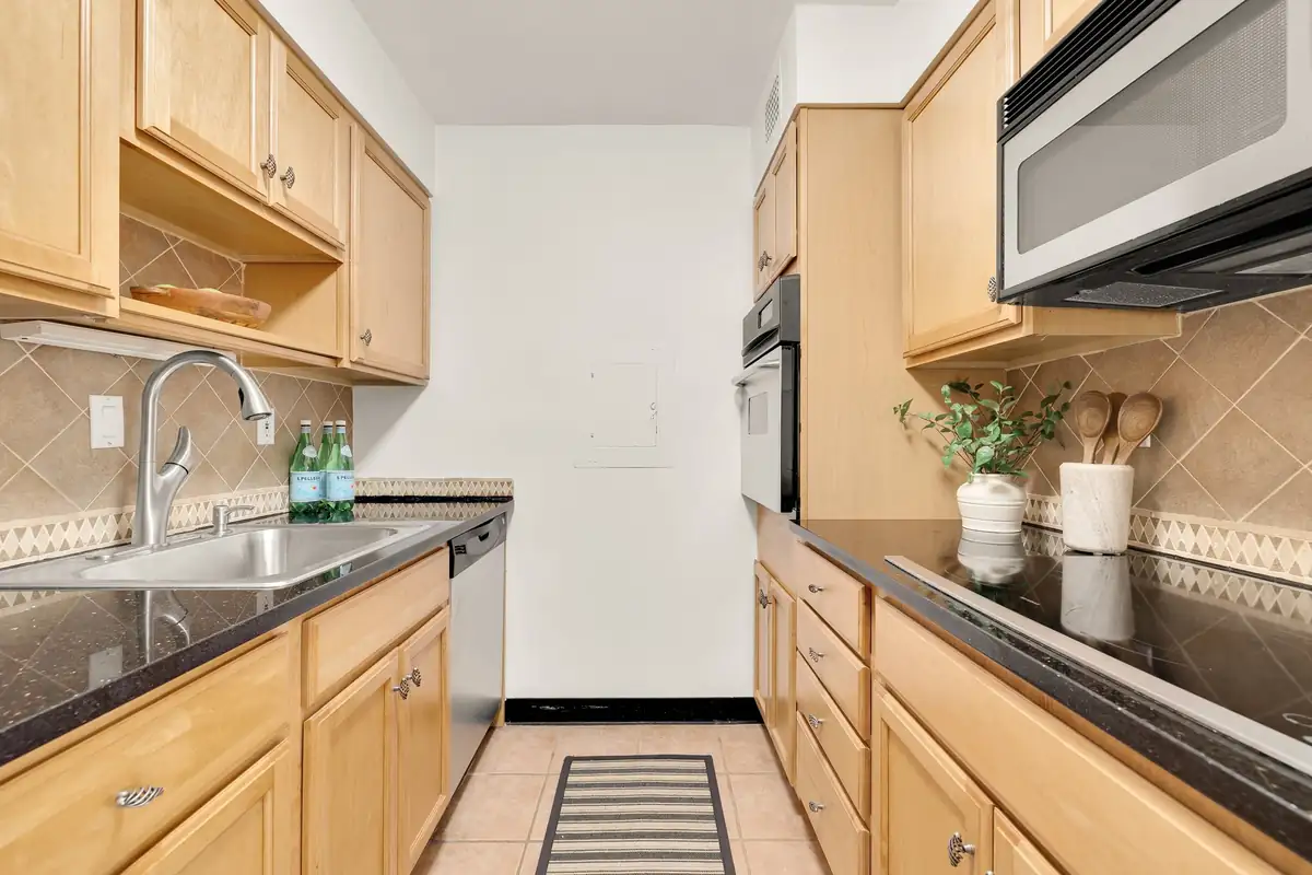 2501 Calvert St NW 801-0033.jpg