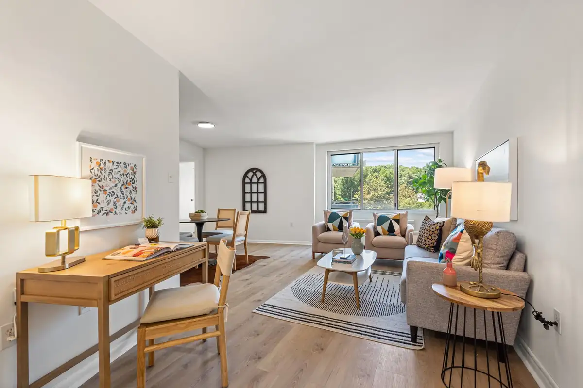 10201 Grosvenor Pl 703 - 0004.jpg