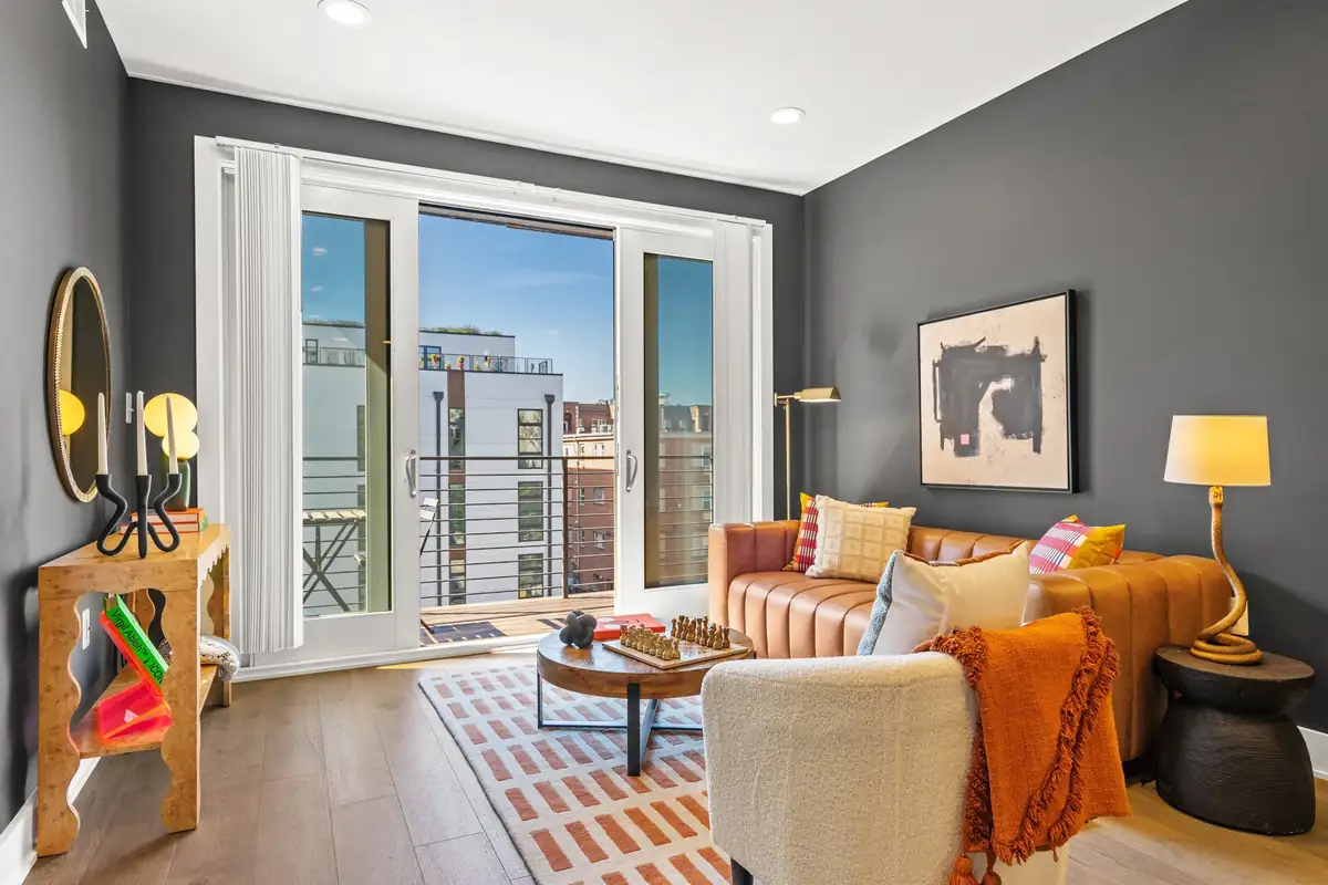 Home staging at 1412 Chapin #306