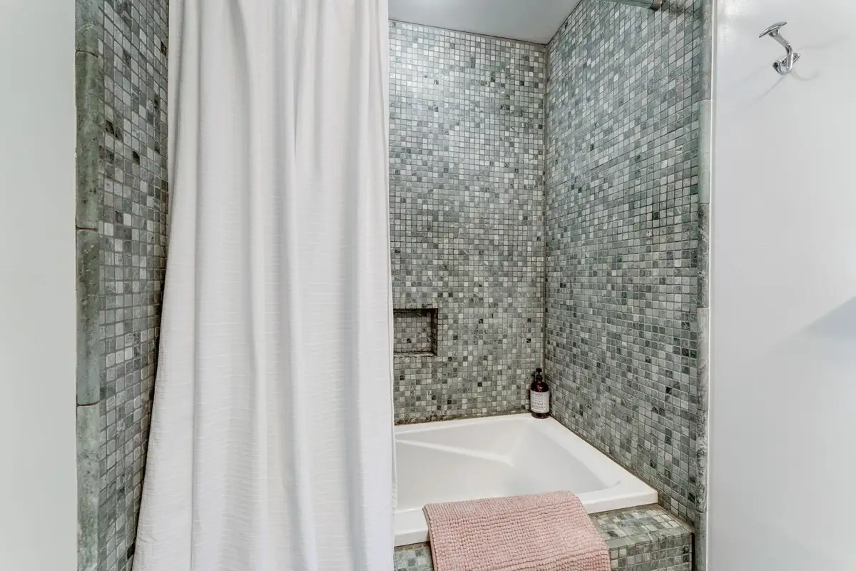 16-web-or-mls-1320 R St NW #8 (16).jpg