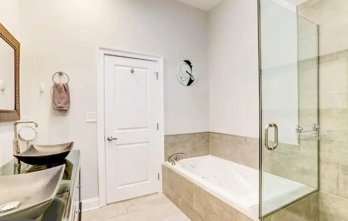 V St Master Bathroom BEFORE