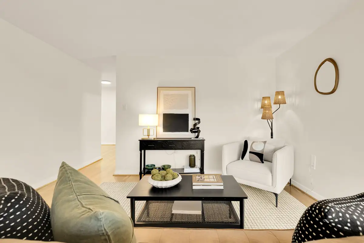2501 Calvert St NW 801-0025.jpg